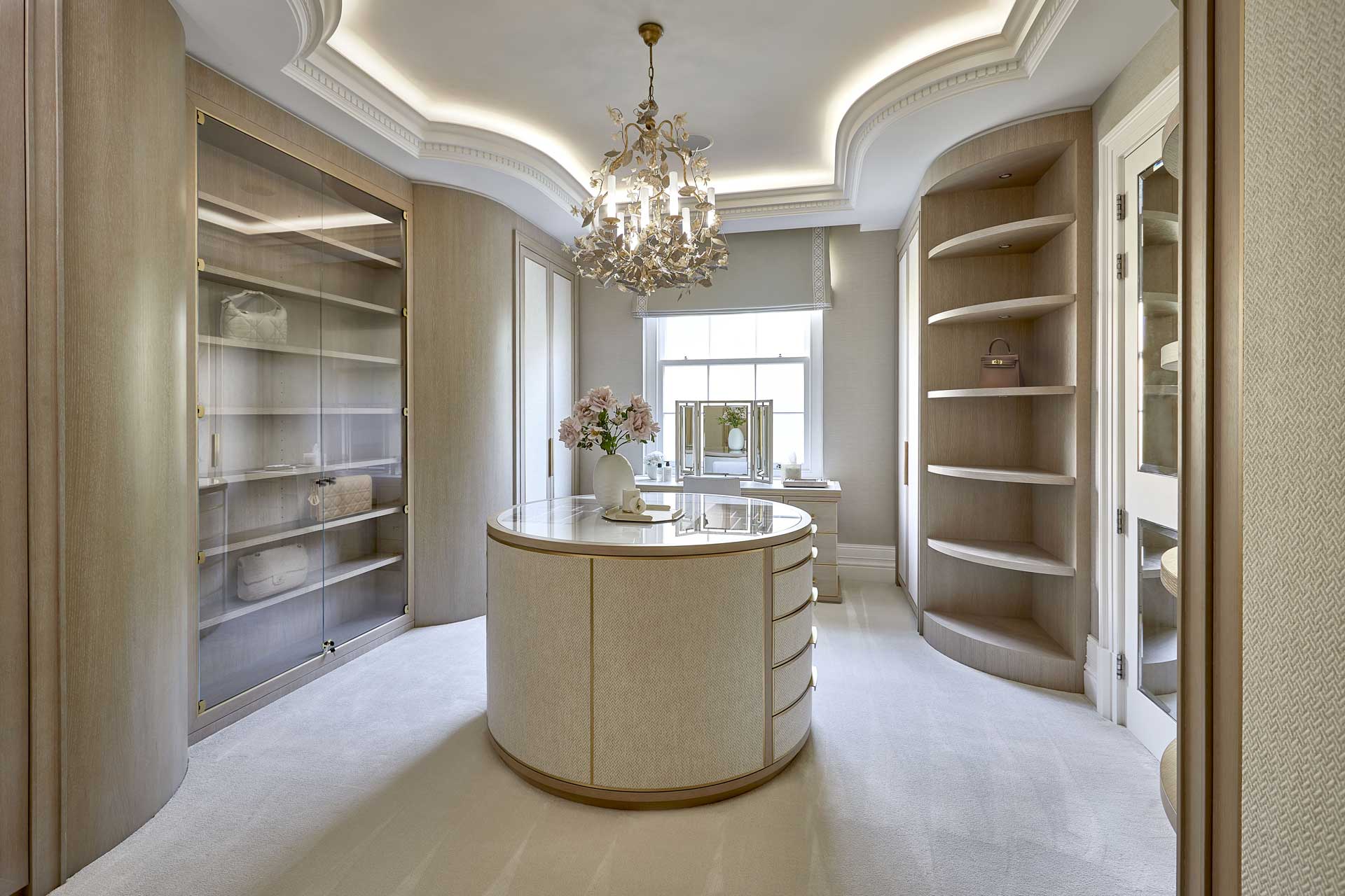 https://cmdbespoke.co.uk/wp-content/uploads/2022/12/85-HER-DRESSING-ROOM_LIGHTS-ON_HANDBAGS_OPTION-2_LowRes.jpg